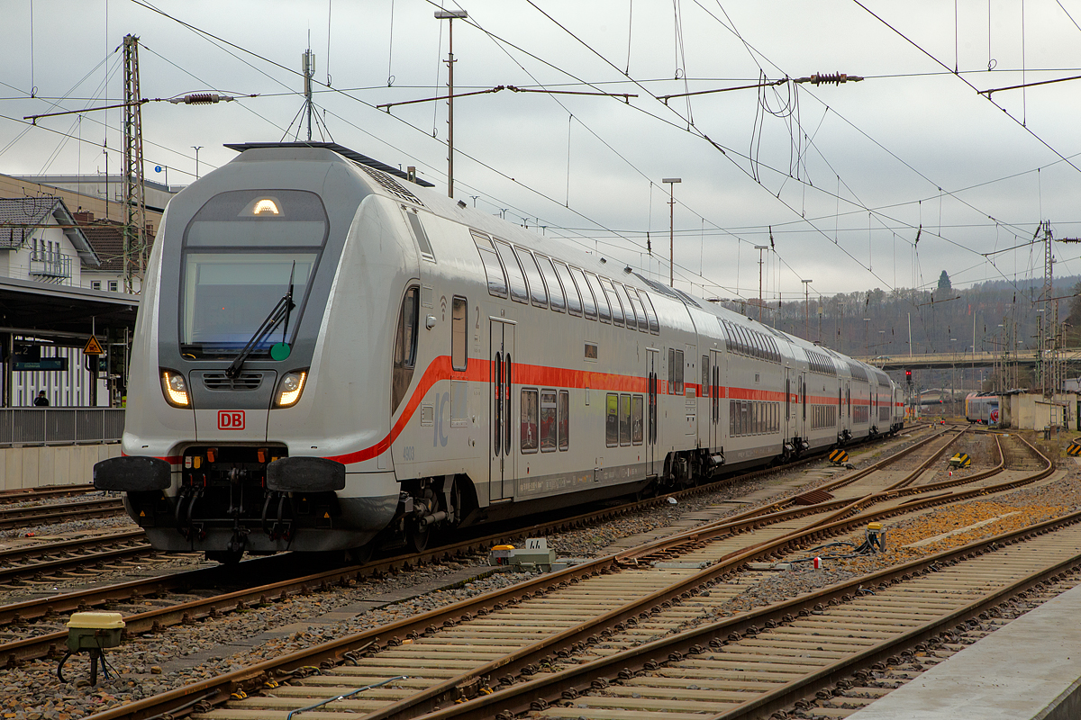 Der Doppelstock (Bombardier Twindexx Vario) IC 2, Zug 4903, parkt am 19.12.2021im Hauptbahnhof Siegen. Noch ist wegen der Flutkatastrophe die Ruhr-Sieg-Strecke unterbrochen, so war noch Siegen Endstation für die IC´s. Ab heute den 20.12.2021 fahren die IC´s nun endlich durchgängig, die Ruhr-Sieg-Strecke ist wieder komplett offen.

Der Zug IC 4903  besteht aus:
• 2. Klasse IC2- Doppelstock-Steuerwagen zum IC 4903 (Bombardier TWINDEXX Vario) 50 80 86-81 903-6 D-DB, der Gattung DBpdzfa 668.4, als Wagen 1 zum IC 4903
• 2. Klasse IC2-Doppelstock- Reisezugwagen (TWINDEXX Vario, Mittelwagen), D-DB 50 80 26-81 635-7, der Gattung DBpza 682.4, als Wagen 2 zum IC 4903
• 2. Klasse IC2-Doppelstock- Reisezugwagen (TWINDEXX Vario, Mittelwagen), D-DB 50 80 26-81 636-5, der Gattung DBpza 682.4, als Wagen 3 zum IC 4903
• 2. Klasse IC2-Doppelstock- Reisezugwagen (TWINDEXX Vario, Mittelwagen), D-DB 50 80 26-81 642-3, der Gattung DBpza 682.4, als Wagen 4 zum IC 4903
• 1.Klasse IC2-Doppelstock- Reisezugwagen (TWINDEXX Vario, Mittelwagen), D-DB 50 80 16-81 202-5, der Gattung DApza 687.4, als Wagen 5 zum IC 4903
• Der Bombardier TRAXX P160 AC3 - 147 576 (91 80 6147 576-3 D-DB) Lok zum IC 4903. 

Alle gehören zur DB Fernverkehr AG, die Wagen sind klimatisiert. Nach meiner Sichtung ist eine Zulassung der Lok und Wagen für die Schweiz vorgesehen, aber noch nicht erteilt, CH ist noch durchgestrichen. Die Zulassung durch die Schweiz wurde vom Hersteller nicht erlangt. Zugelassen sind Lok und Wagen für eine Höchstgeschwindigkeit von 160 km/h.

Die TRAXX P160 AC3 wurde 2020 von Bombardier in Kassel gebaut, der Wagenzug 4903 dieTWINDEXX Vario Mittelwagen und der Steuerwagen wurden von Bombardier in Görlitz (ex Waggonbau Görlitz) gebaut. Übrigen wurde Bombardier im Januar 2021vom französischen Konkurrenten Alstom übernommen.

Die Züge verfügen über 468 Sitzplätze, davon 70 in der ersten Wagenklasse, sowie sechs Klappsitze. Für die Fahrradmitnahme stehen insgesamt neun reservierungspflichtige Stellplätze zur Verfügung, davon sechs im Steuerwagen und jeweils einer in den übrigen drei Wagen der zweiten Klasse. Die Züge verfügen unter anderem über Kopfpolster, Fußstützen, LTE-fähige Mobilfunkverstärker und Steckdosen. Ab 2019 wurde mit der Integration eines WLAN-Systems in die IC2-Flotte begonnen.

Die Ein- und Ausstiege verfügen im Steuerwagen über 1.300 mm und in den Mittelwagen 1.800 mm lichte Weite. Der Einstieg in den Steuerwagen ist auf 55-Zentimeter-Bahnsteigen barrierefrei über eine Spaltüberbrückung möglich, für Höhen zwischen 38 und 76 Zentimeter ist eine Rampe vorgesehen. Ein barrierefreier und ebenerdiger Einstieg in den Steuerwagen ist also hier nur für den Unterstock möglich. Dort ist auch eine barrierefreie Toilette vorhanden. Der Oberstock ist nicht barrierefrei und nur durch zwei Treppen erreichbar, hier sind Sitzplätze sowie ein Kinderspielbereich vorhanden. Bei allen Mittelwagen (und damit auch dem einzigen Wagen der ersten Klasse) sind beim Einstieg immer Treppen zu überwinden (Hocheinsteig), vom Eingangsbereich aus sind alle Sitzplätze im Unter- und Oberstock nur über weitere Treppen zu erreichen.

Die Bauweise als Doppelstockwagen führt zu einigen Einschränkungen gegenüber den zuvor eingesetzten einstöckigen Fahrzeugen. So sind wegen der geringen Innenraumhöhe und des lichtraumbedingten Knicks im Wagenkasten nur kleine Gepäckablagen über den Sitzen möglich, auf denen größere Gepäckstücke nicht verstaut werden können. Auch die Luftkanäle der Klimaanlage müssen aus Platzgründen im Fußbereich des Innenraums an den Wänden entlanggeführt werden, wodurch der Fußraum bei den Plätzen am Fenster stark eingeschränkt ist.
