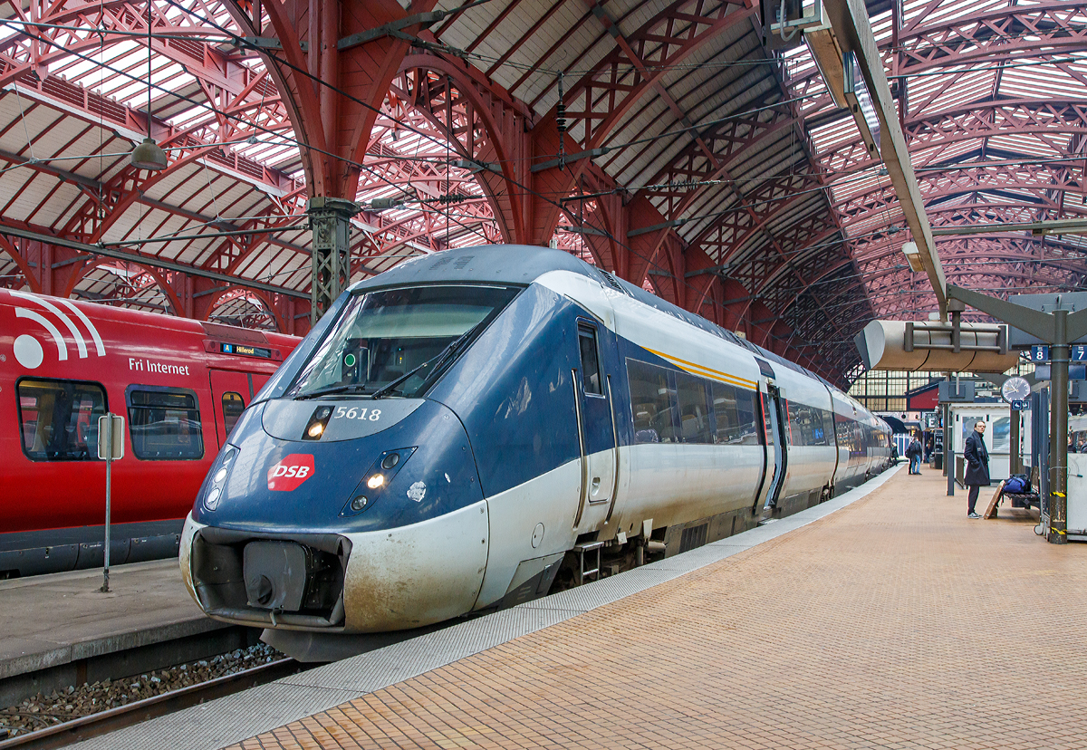 
Der DSB MG 5618 (DSB IC 4) – MG 5618 / FH 6618 / FG 6818 / MG 5818 am 20.06.2019 als DSB Re nach Kalundborg beim Halt im Hauptbahnhof Kopenhagen (Københavns H).

Der DSB MG ist eine Baureihe vierteiliger Dieseltriebwagen vom italienischen Schienenfahrzeughersteller AnsaldoBreda (heute Hitachi Rail Italia) für den Fernverkehr des dänischen Eisenbahnunternehmens Danske Statsbaner (DSB). Der Zug ist auch als Bauart IC4 bekannt. Es gab bei Auslieferung und Betrieb bereits mehrfach Komplikationen, die Züge gelten als mängelbehaftet. 

Ein Triebzug besteht jeweils aus zwei Triebköpfen der DSB-Baureihe MG und je einem Mittelwagen der DSB-Baureihe FG und einem Niederflur-Mittelwagen der DSB-Baureihe FH. Ein Triebzug hat jeweils am Ende ein Enddrehgestell und dazwischen ruhen die Wagenkästen auf Jakobs-Drehgestellen.Bis zu vier der vierteiligen Einheiten können zu einem Zug zusammengekuppelt werden. 

Nach einer europaweiten Ausschreibung bestellte die DSB im Dezember 2000 insgesamt 83 vierteilige Einheiten beim Hersteller AnsaldoBreda. Die MG-Züge sollen die DSB MF im Fernverkehr ablösen. Die IC3-Einheiten sollen wiederum lokbespannte Züge im Regionalverkehr ablösen.

Die ersten Züge sollten im April 2003 ausgeliefert und ab Januar 2004 bis 2006 in Dienst gestellt werden. Technische Probleme bei einem Zulieferer machten diesen Zeitplan erstmals zunichte. Im Sommer 2007 befanden sich schließlich erste Züge im Zulassungsverfahren. Als vorübergehender Ersatz werden im Verkehr nach Deutschland angemietete ICE-TD (DB BR 605) eingesetzt.

Die für 2006 anvisierte Einsatzreife der IC4-Züge wurde nicht erreicht, im September 2006 waren lediglich neun IC4-Züge in Dänemark ohne Abnahme fertiggestellt. Im Juni 2007 fuhren erste Testzüge mit Fahrgästen zwischen Århus und Ålborg im Regionalverkehr. Als wesentliche Mängel wurden die fehlende Zulassung für den Betrieb auf der Storebæltquerung sowie die nicht funktionierende Mehrfachsteuerung genannt. Anfang 2008 wurde der Probebetrieb vorübergehend eingestellt, da überhitzte Verbindungen der Abgasleitungen zu Geruchsbelästigung in den Innenräumen des Zuges führten. Schließlich stellte die DSB ein 12-monatiges Ultimatum, wonach bis Mai 2009 insgesamt 14 Triebzüge eine Abnahme für den Inlandsverkehr bestanden haben mussten und ein weiteres Fahrzeug alle vertraglichen Bedingungen zu erfüllen hatte. Andernfalls drohte eine Annullierung der gesamten Bestellung. Im Mai 2009 hatte AnsaldoBreda die geforderte Anzahl von Triebzügen abgeliefert, konnte aber nur eine eingeschränkte Bauartzulassung für gekuppelte Züge erreichen und nach wie vor bestanden erhebliche Softwareprobleme. Daher schloss die DSB folgenden Vergleich mit dem Hersteller: 
AnsaldoBreda erstattete nahezu die Hälfte des ursprünglichen Auftragswertes und akzeptierte einen neuen Lieferzeitplan. Die DSB hielt dagegen ihre Bestellung aufrecht und beteiligte sich an der Entwicklung der Steuersoftware. 

Im März 2011 gab die DSB bekannt, daß bei Bombardier in Randers zwei Hallen als zusätzliche Werkstattkapazitäten für 5 Jahre angemietet wurden. Entsprechend dem Vergleich von 2009 sollen hier die Fahrzeuge der Reihen MQ und MP/FP fertig gestellt werden. Die Arbeiten erfolgen in DSB-Regie und sorgen für 20-25 neue Arbeitsplätze. Zunächst sollen die ersten 14 IC4-Züge abgearbeitet werden, die 2007-09 mit erheblichen Mängeln ausgeliefert worden waren. Bis Mai 2011 waren 43 Triebzüge ausgeliefert, von denen 18 zum Einsatz zugelassen waren. Zahlreiche Probleme reduzieren regelmäßig die Zahl der einsatzfähigen Fahrzeuge erheblich.

Es bleibt abzuwarten, ob diese Lösung zielführend ist. Wichtige Aspekte bei der Akzeptanz der Reihe MG waren sicher die Tatsachen, dass kurzfristig keine moderne Dieselalternative zur Verfügung stand und eine Elektrifizierung weiterer DSB-Strecken erst nach der Einführung des neuen Zugsicherungssystems ETCS um 2020 realisierbar scheint.

Die bereits zwischen 2013 und 2016 abgestellten und anschließend zum Jahresende 2016 abgeschriebenen Garnituren MG 5607, 5608 sowie 5612–14 wurden 2017 in Randers verschrottet.

TECHNISCHE DATEN:
Hersteller:  AnsaldoBreda (heute Hitachi Rail Italia)
Baujahre:  ab 2005
Spurweite:  1435 mm (Normalspur)
Achsformel:  1A' (A1)' (2') (1A)' A1'
Länge über Kupplung:  86.530 mm  (24 m / 19 m / 19 m / 24 m)
Höhe:  4.200 mm
Breite:  3.150 mm
Leergewicht:  160,0 t
Höchstgeschwindigkeit:  200 km/h
Installierte Leistung:  4 x 560 kW (4 x 762 PS) = 2.204 kW (3.048 PS)
Dieselmotoren 4 × 8 Zylinder IVECO Unterflur-Dieselmotor mit je 560 kW (762 PS)
Leistungsübertragung:  dieselmechanisch

