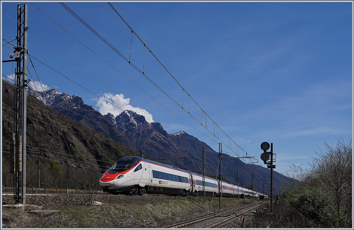 Der EC 52 von Milano Centrale nach Frankfurt am Main Hbf kurz vor Premosello, einer der beiden RABe 503 verkehrt dabei nur bis Basel SBB. 

8. April 2019