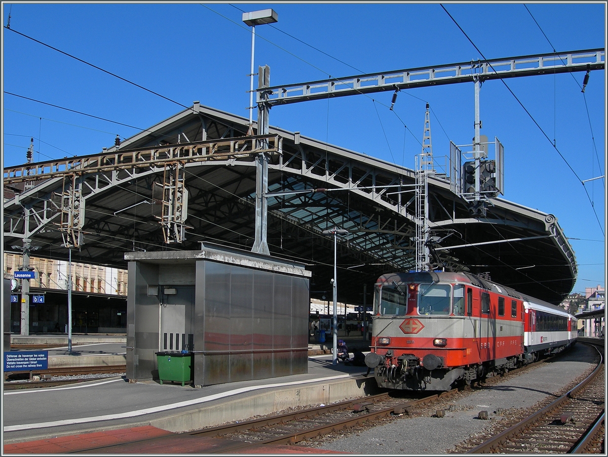 Der ehemals bunte IR 1537 ist zwischenzeitlich etwas farblos geworden, prunkte jedoch heut mir einem Juwel: der Swiss Express Re 4/4 II 11109, hier kurz vor der Abfahrt in Lausanne zu sehen. 
9. April 2015 
