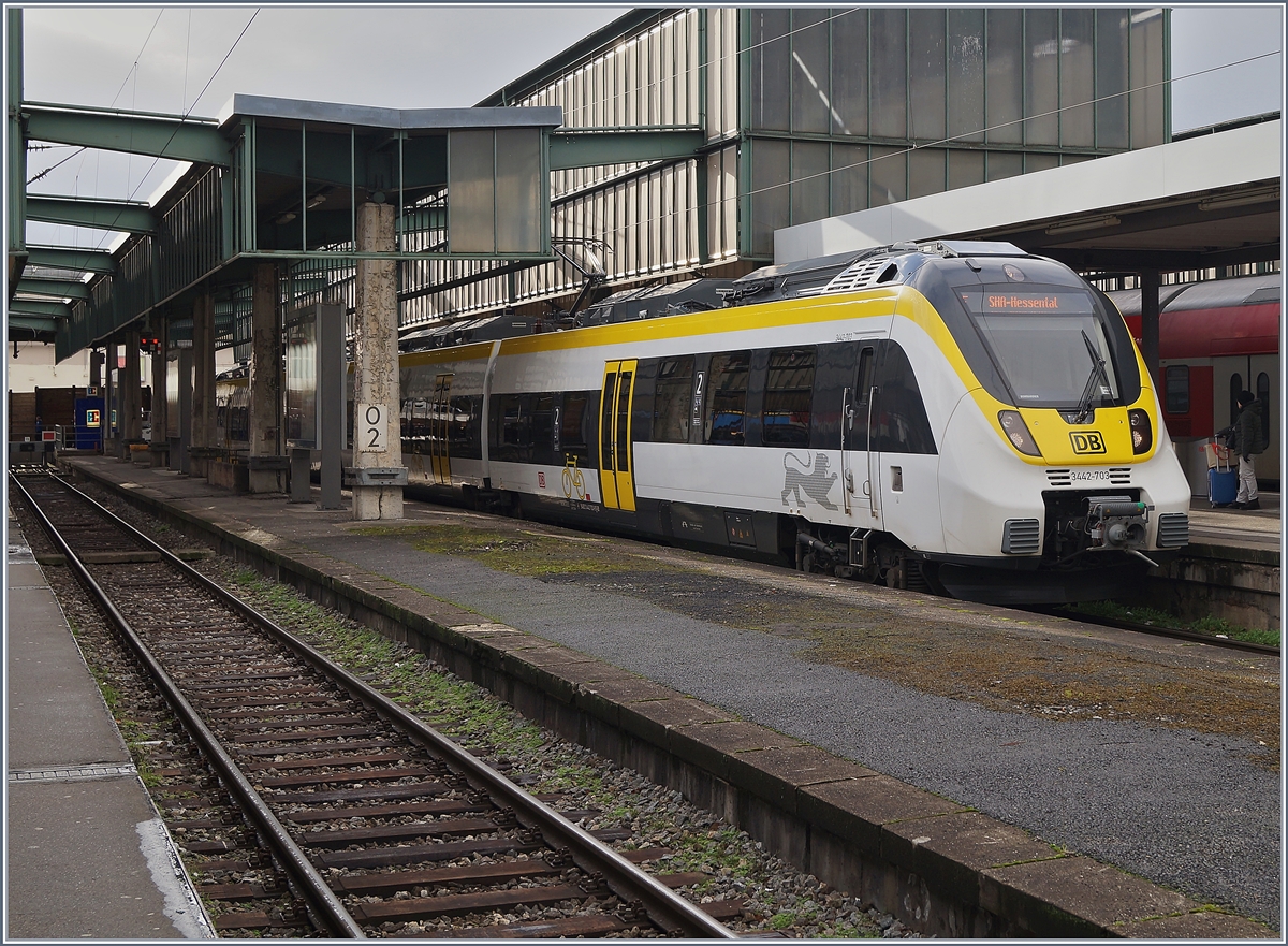 Der in einladenden Baden-Würtemberg Landesfarben lackierte ET 442 mit dem Triebkopf 3442-703 wartet in Stuttgart auf die Abfahrt nach Schwäbisch Hall Hessenthal. 
2. Jan. 2018