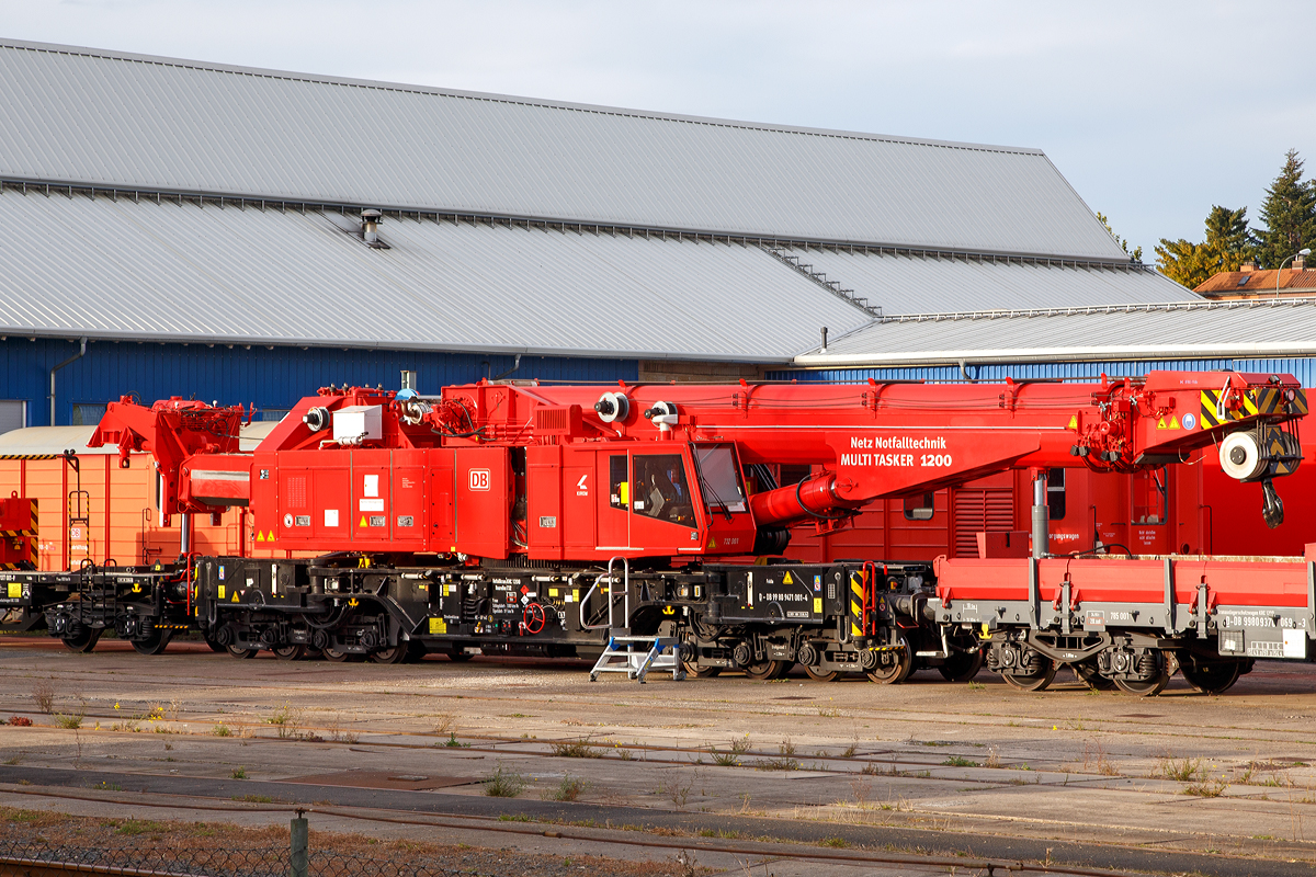 Der Eisenbahnkran 732 001  Zeus  (Schweres Nebenfahrzeug Nr. D-DB 99 80 9 471 001-4) der DB Netz AG, Maschinenpool, Standort Fulda, hier am 05.10.2015 in Fulda.

Der Notfallkran ein KRC 1200 (Kirow MULTI TASKER KRC 1200) und wird von der DB als Baureihe 732 gef�hrt. Er wurde 2014 von Kirow in Leipzig unter der Fabriknummer MT2012170361 gebaut und ist f�r die Stationierung in Fulda vorgesehen. Die DB Netz AG hat f�nf Notfallkrane (drei dieser KRC 1200 und zwei kleinere KRC 910) bis 2016 bestellt. Zu diesen Kranen geh�ren immer ein Gegenlastwagen, ein Schutzwagen, sowie ein Materialwagen.

TECHNISCHE DATEN von dem Kran:
Spurweite: 1.435 mm
Achsfolge: 1'A'1A'A1'A1'
Eigengewicht (in Transportstellung) : 110,0 t
L�nge �ber Puffer: 15.000 mm
Motorleistung: 254 kW bei 2.200 U/min
max. Geschwindigkeit im Zugverband: 100 km/h
max. Geschwindigkeit im Eigenantrieb: 19 km/h
Achsanzahl: 8 (in 4 Drehgestelle bzw. 2 Doppeldrehgestelle)
Drehzapfenabstand: 10.000 mm
Drehzapfenabstand im Drehgestell 1 und 2: 2.300 mm
Achsabstand in den Einzeldrehgestellen: 1.100mm
Ergebene Achsabst�nde in m: 1,1 / 1,2 / 1,1/ 6,6 / 1,1 / 1,2 / 1,1
Radsatzlast Transport Kran: max. 13,8 t
H�he in Transportstellung: 4.300 mm
Breite in Transportstellung: 3.100 mm
max. Ausladung vor Puffer: 21.000 mm
max. Traglast bei max. Ausladung: 40 t
Gr��te m�gliche Traglast: 150 t (abgest�tzt) / 120t (freistehend)
max. Hakenh�he: 24.000 mm
hintere Ausladung (Gegenwicht): 7,9 m–13,5 m
Zul. Anh�ngelast: 200 t
Kleinster befahrbarer Radius: 90 m (120 m im Schleppbetrieb)