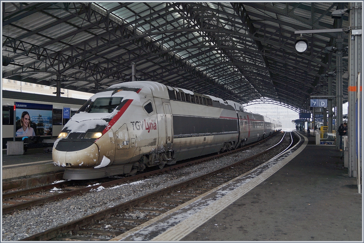 Der erste März, der Meteorologische Frühlingsanfang zeigt sich in Lausanne ziemlich winterlich: Der TGV Lyria 9264 wartet auf Gleis 6 auf die Abfahrt nach Paris.
1. März 2018