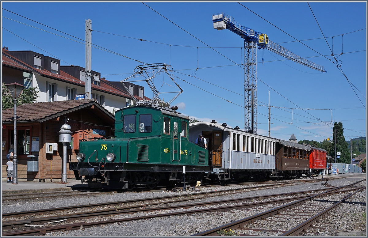 Der erste Zug der 52. Saison der Blonay-Chaby Bahn steht in Blonay zur Abfahrt bereit. Neuerdings kann man im Hintergrund das Schloss von Blonay sehen, dies zum  Preis  des hässlichen Krans in der Bildmitte.

13. Juni 2020