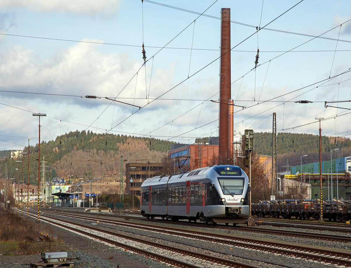 
Der ET 22 2102  Kreuztal  (94 80 0426 101-2 D-ABRN / 94 80 0826 101-8 D-ABRN), ex ET 22 002, ein 2-teiliger Stadler FLIRT der Abellio Rail NRW fährt am 06.02.2016, als RB 91  Ruhr-Sieg-Bahn  (Hagen - Siegen), vom Bf. Siegen-Geisweid weiter in Richtung Siegen. 

Der kleine FLIRT wurde 2007 von Stadler Pankow in Berlin unter der Fabriknummer 37633 gebaut, Eigentümer ist die CBRail Leasing s.à.r.l. aus Luxembourg, von ihr hat die Abellio Rail NRW GmbH die Fahrzeuge gemietet bzw. geleast.  Die kurze 2-teilige-Flirtvariante (BR 426.1) ist nur bei der Abellio Rail NRW im Einsatz, es gibt mittlerweile noch 2-teilige FLIRT u.a. in Polen bei der Łódzka Kolej Aglomeracyjna (LKA) dies sind aber FLIRT 3 und zudem haben die fast 4 m längeren Fahrzeuge ganz andere Technische Daten.

Technik:
Die Wagenkästen sind aus Aluminium-Strangpressprofilen, die Trieb- und Laufdrehgestelle sind luftgefedert. Die beiden Wagenteile sind durch ein Jakobs-Drehgestell verbunden. Es ist möglich, den Zug von vorne bis hinten ohne eine Stufe zu durchqueren. Der Niederfluranteil beträgt ca. 90 %. Vielfachsteuerung bis zu 3 Fahrzeugen.

Technische Daten:
Achsanordnung: Bo’2’2
Länge über Kupplung: 42.066 mm
Achsabstand im Drehgestell: 2.700 mm
Fahrzeugbreite: 2.880 mm
Fahrzeughöhe:  4.185 mm
Fußbodenhöhen: 760 mm (Niederflur am Einstieg) / 1.120 mm (Hochflur)
Triebraddurchmesser:  860 mm (neu) / 800 mm (abgenutzt)
Laufraddurchmesser: 750 mm (neu) / 690 mm (abgenutzt)
Dauerleistung am Rad: 1.000 kW
Max. Leistung am Rad: 1.300 kW
Anfahrzugkraft: 100 kN
Höchstgeschwindigkeit:160 km/h
Eigengewicht: 76 t
Anfahrbeschleunigung: 0,83 m/s²
Stromsystem:  15 kV, 16 2/3 Hz AC
Sitzplätze: 1. Klasse 16, 2. Klasse 68 plus 28 Klappsitze
Stehplätze: 107

Quelle: Stadler Rail

