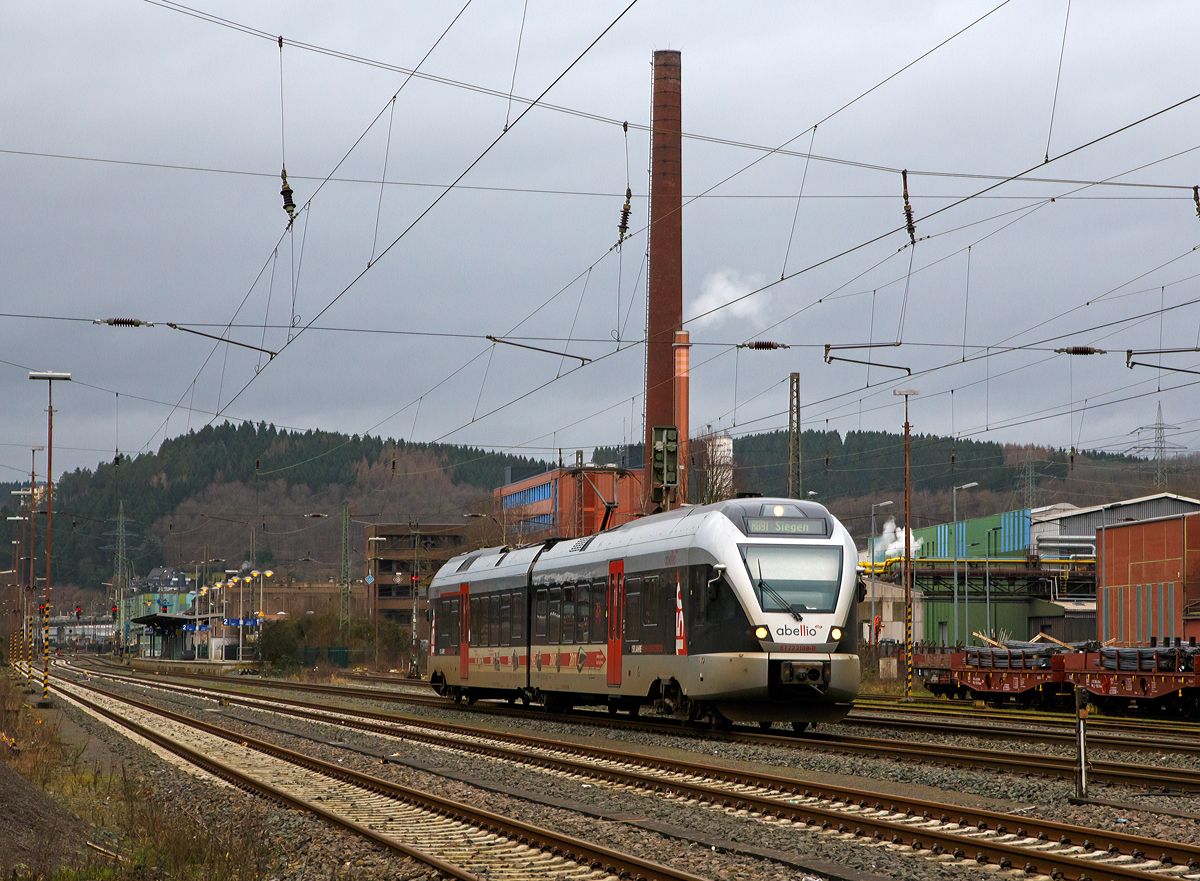 
Der ET 22 2108   150 Jahre Ruhr-Sieg-Strecke   (94 80 0826 107-5 D-ABRN / 94 80 0426 107-9 D-ABRN) der Abellio Rail NRW GmbH, ex ET 22008, ein kurzer 2-teiliger Stadler FLIRT (BR 0426.1) fährt am 05.01.2018 als RB 91  Ruhr-Sieg-Bahn  (Hagen-Siegen) vom Bahnhof Siegen-Geisweid (ehem. Hüttental-Geisweid) weiter in Richtung Siegen. 