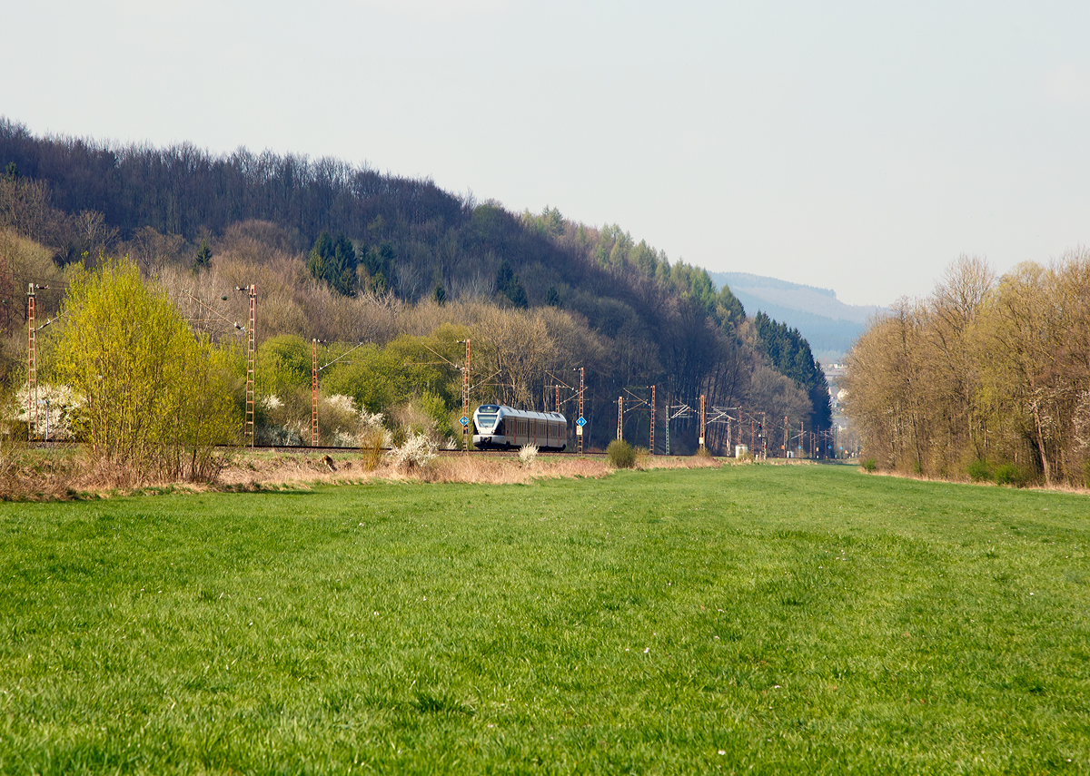 
Der ET 232108  Finnentrop  (94 80 0427 107-8 D-ABRN / 94 80 0827 107-4 D-ABRN / 94 80 0427 607-7 D-ABRN), ex ET 23008, ein 3-teiliger Stadler Flirt der Abellio Rail NRW GmbH fährt am 08.04.2017, als  RE 16  Ruhr-Sieg-Express  (Essen - Hagen - Siegen), bei Attendorn-Borghausen in Richtung Lennestadt (bzw. Siegen).