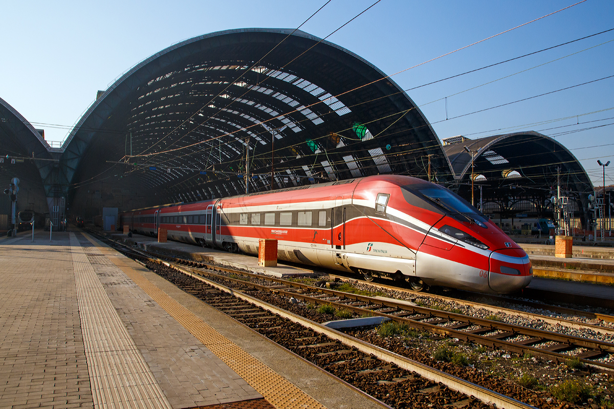 
Der ETR 400.06 als  Frecciarossa 1000  der Trenitalia fährt am 29.12.2015 aus dem Bahnhof Milano Centrale (Mailand Zentral). Der Frecciarossa (deutsch: roter Pfeil) ist eine Zuggattung für Züge mit einer Höchstgeschwindigkeit von 300 km/h. Die Züge verkehren auf Schnellfahrstrecken, zwischen Turin, Mailand, Rom und Neapel.