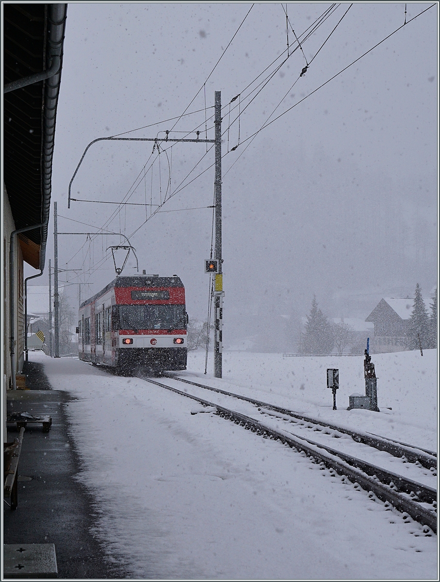 Der ex CEV Be 2/6 7004  Montreux, nun als Be 125 013 bei der Zentralbahn verlässt bei starkem Schneefall Innertkirchen mit dem Ziel Meiringen. 

16. März 2021