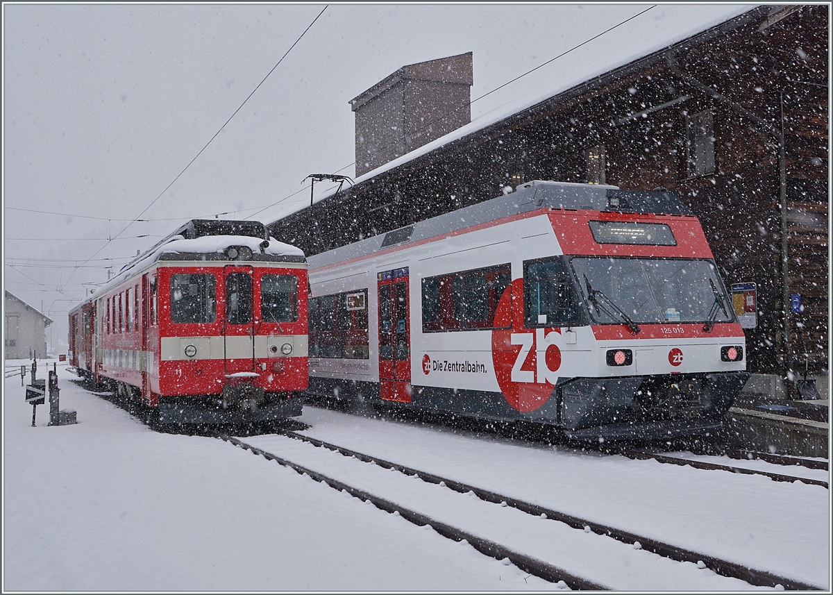 Der ex CEV Be 2/6 7004  Montreux, nun als Be 125 013 bei der Zentralbahn, ist in Innertkirchen eingetroffen, daneben steht der MIB (ex CJ) BDe 4/4 11. 
 
16. M�rz 2021