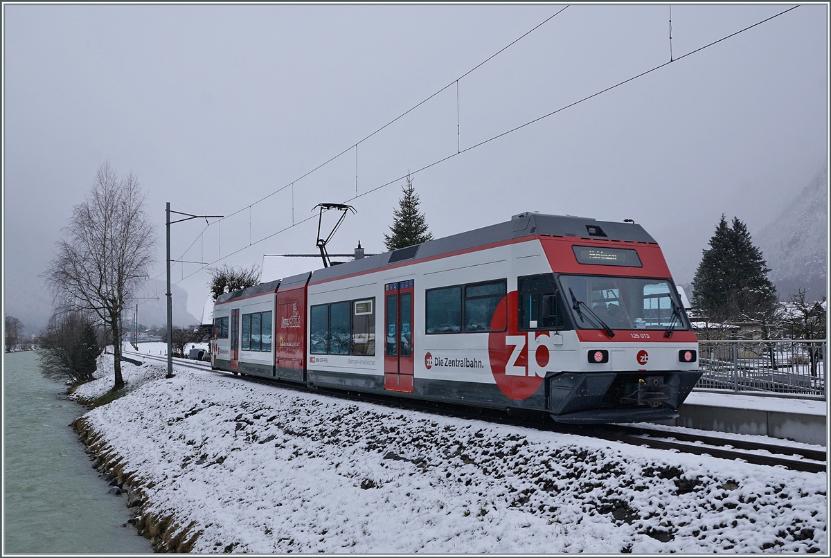 Der ex CEV Be 2/6 7004  Montreux, nun als Zentralbahn Be 125 013 unterwegs, verlässt nach einem kurzen Halt die Haltestelle Aareschlucht West in Richtung Meiringen. 

16. März 2021