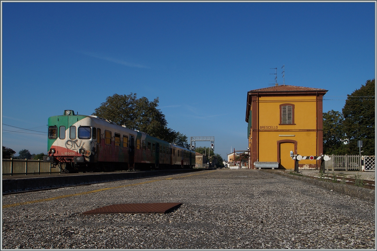 Der FRE Locale 11162 von Parma nach Suzzara, bestehend aus dem f�hrenden Steuerwagen Ln 880-034 und schiebende Motorwagen ALn 668-014 ist in Brescello eingetroffen, einer kleiner Landstation unweit des grossen Flusses, also der Umgebung, wo die herrlichen  Don Camillo und Peppone -Filme gedreht wurden.
22. Sept. 2014 
