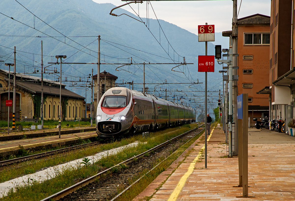 Der  Frecciargento“  ETR 610.011 (von italienisch ElettroTreno Rapido 610) der 1. Serie  (93 85 5 610 111-3 CH-TI / 93 85 5 610 011-4 CH-TI) der Trenitalia (100-prozentige Tochtergesellschaft der Ferrovie dello Stato) erreicht am 08.09.2021, als EC 50 Milano Centrale – Basel SBB, den Bahnhof Domodossola.

Liebe Gr��e an den freundlichen Lokf�hrer zur�ck, die freundlichen Gr��e von dem Lokf�hrer habe ich leider erst zu Hause gesehen.

Eigentlich sind alle Trenitalia ETR 610 in der Schweiz registriert. Dieser ETR 610 hat die Zulassungen f�r die Schweiz, Italien und Deutschland.

Noch einmal auf Italienisch, vielleicht kommt so mein Gru� zur�ck an:
 Frecciargento  ETR 610.011 (ElettroTreno Rapido 610) della 1a serie (93 85 5 610 111-3 CH-TI) raggiunge la stazione di Domodossola i´ 08.09.2021 come EC 50 Milano Centrale - Basel SBB.

Saluti al macchinista amichevole, purtroppo ho visto i saluti amichevoli del macchinista solo quando ero a casa.