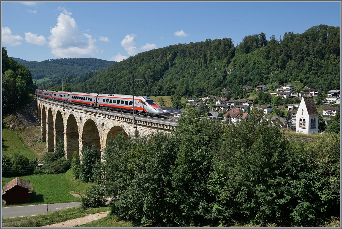 Der FS Trenitalia ETR 610 001 ist als (umgeleiteter) EC 10150 auf seiner Fahrt von Milano nach Basel bei Rümligen unterwegs.
18. Juli 2018
