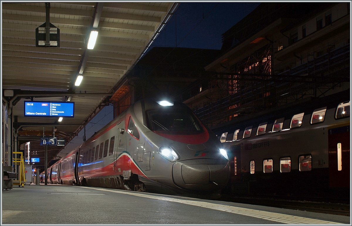 Der FS Trenitalia ETR 610 011 wartet in Lausanne als EC 41 auf die Abfahrt nach Milano Centrale.

23. Oktober 2021