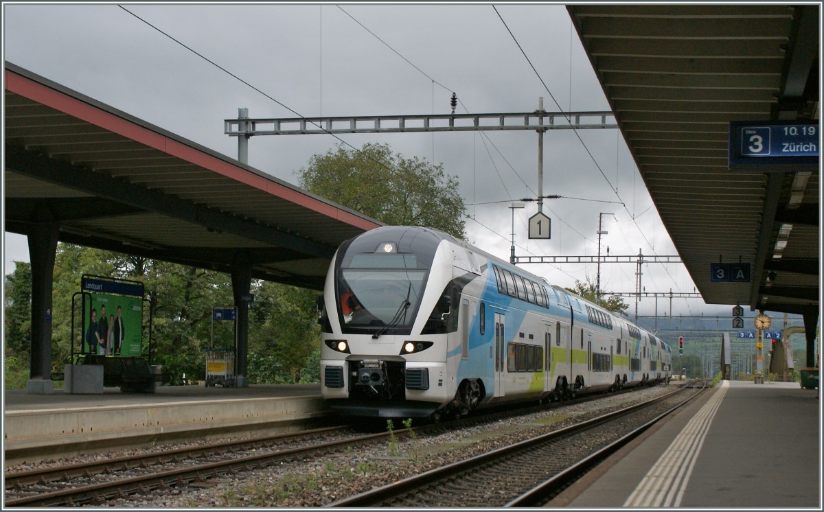 Der f�r die Westbahn bestimmte Stadler Kiss ET 4010 93 85 4010 002-2 CH WSTBA erreicht auf einer Testfahrt Landquart. 
11. Sept. 2011