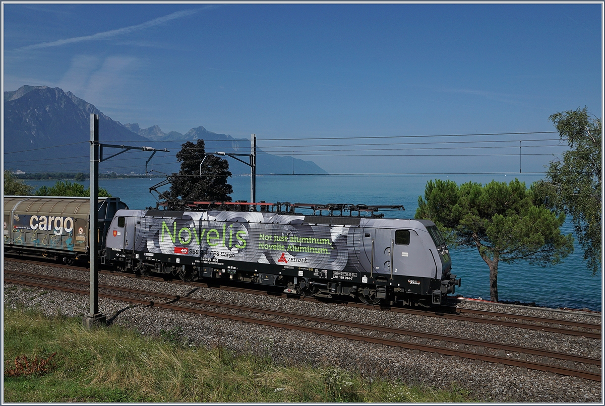 Der ganze Güterzug hatte freilich keine Platz auf dem Bild, die schöne Lok hingengen schon: 
die MRCE 189 094  Sierre  (UIC 91 80 6 189 994-7 D-Dispo Class VE) mit ihrem Novelis Zug von Sierre nach Göttingen bei Km 28.4 bei Villeneuve.
2. August 2017  