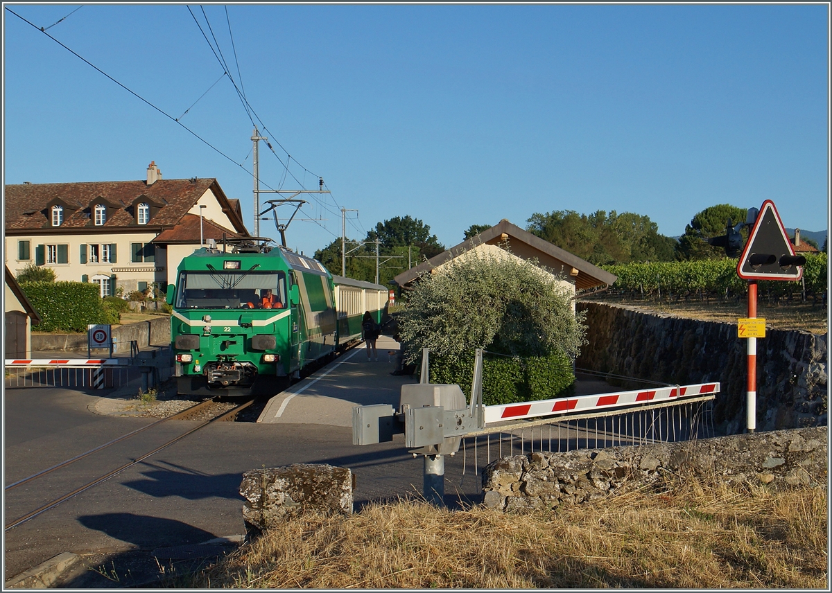 Der von der Ge 4/4 22 gezogen Zug BAM 105 in Vufflens le Château. 
21. Juli 2015
