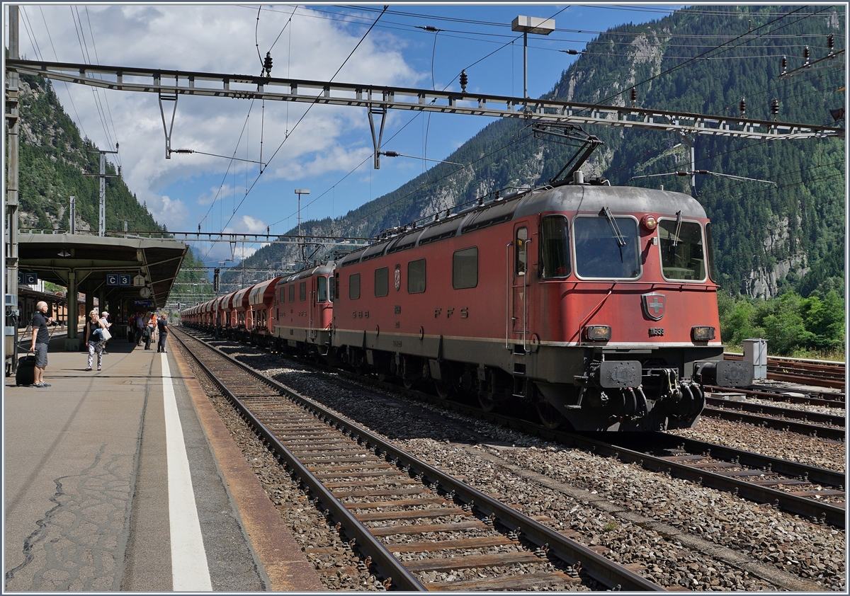 Der gern gesehene und fotografierte Kieszug mit der Re 6/6 11639 und einer Re 4/4 II wartet in Göschenen eine Überholung ab.
28.07.2016