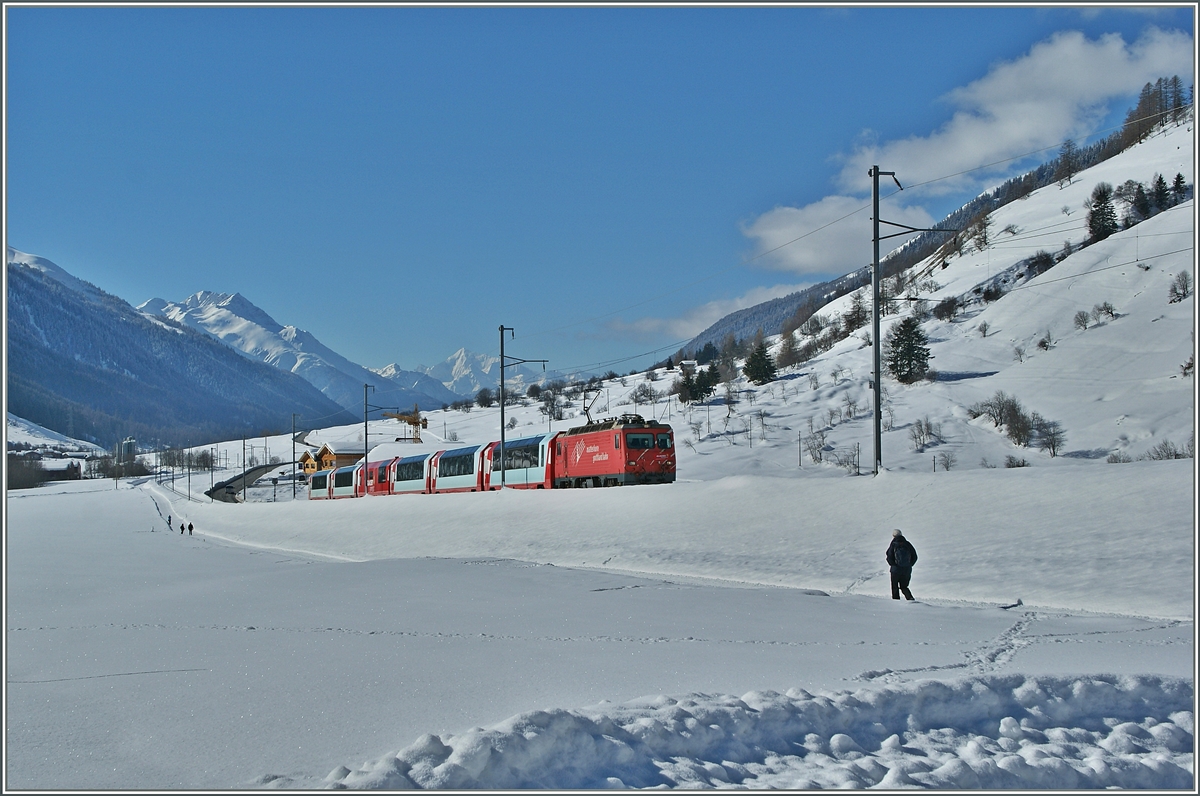 Der Glacier-Express 902 von Zermatt nach St. Moritz erreicht Münster (VS)
20. Feb. 2014