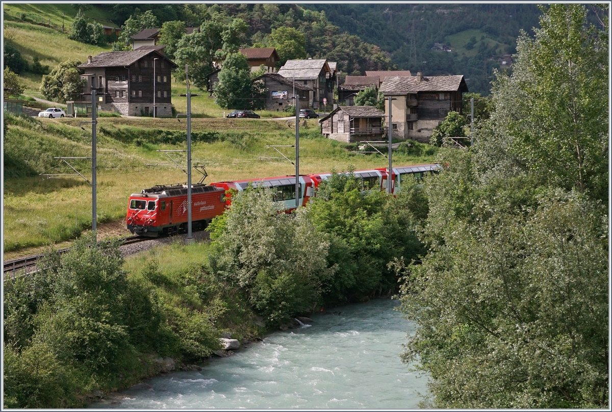 Der Glacier Express von Zermatt nach St. Moritz zeigt sich etwas versteckt bei Milachru.

14. Juni 2019 