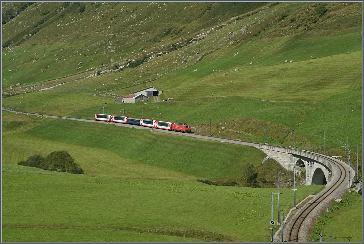Der Glacier Expresse wird kurz vor Hospental die Furkareuss überqueren. 
29. August 2013