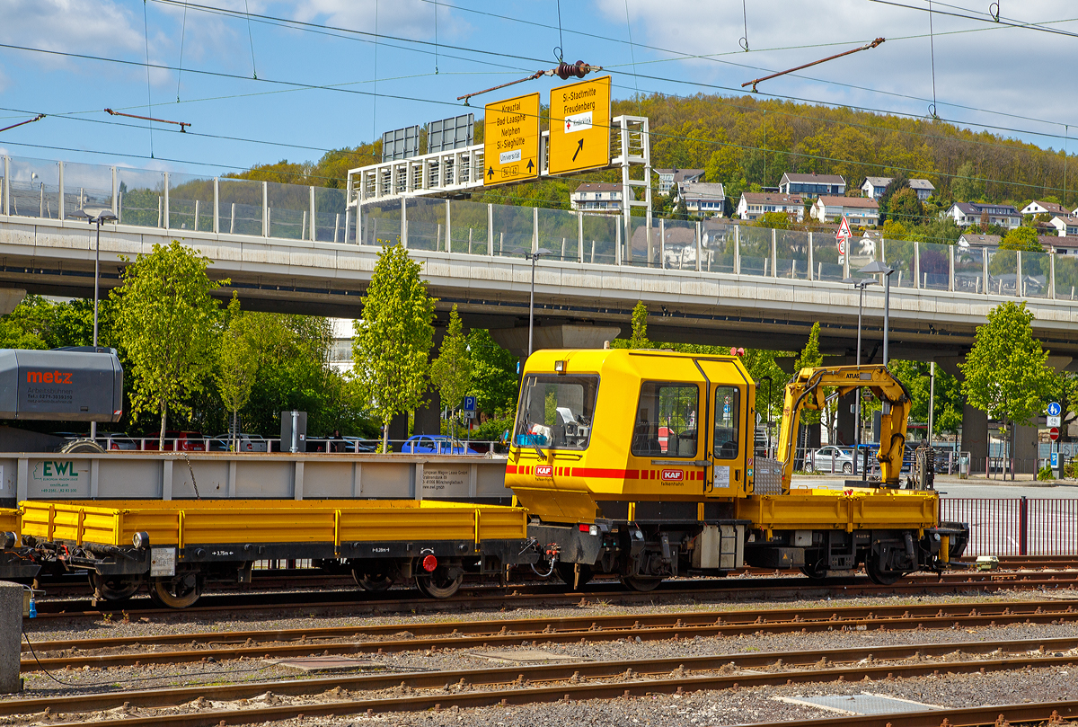 
Der Gleiskraftwagen SKL 26 LK (BA 292 - Motor MAN, Getriebe ZF), Schweres Nebenfahrzeug Nr. 99 80 9685 009-9 D-KAF, der KAF Falkenhahn Bau AG (Kreuztal), ex DR 29.2.020, steht mit zwei Kla 03 Gleiskraftwagenanhänger am 12.05.2019 beim Hbf Siegen.

Der SKL 26 LK Gleiskraftwagen wurde 1993 von der Deutschen Reichbahn Gleisbaumechanik Brandenburg (heute GBM Gleisbaumechanik Brandenburg/H. GmbH) unter der Fahrgestell-Nr. 29.2.0020 gebaut. Zum 01.01.1994 ging er zur DB AG (GB Bahnbau) als DB 29.1.044 über. Über die Eisenbahn-Service Gesellschaft (ESG) kam er 2018 zur KAF Falkenhahn Bau AG.
