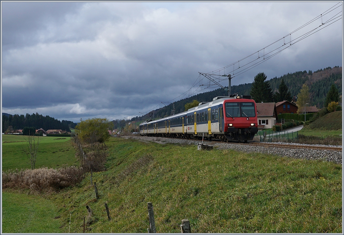 Der Grenzübergang  Les Verrières Frontière  einmal bildlich festgehalten: Bei Kilometer 464.84 verlässt der NPZ RE 18123 Frankreich und setzt seine Fahrt bei Kilometer 41.07 in der Schweiz in Richtung Les Verrières fort.

An der am 25. Juli 1860 eröffneten Strecke erreichte am 22. Nov. 1942 der Fahrdraht Les Verrières, elektrisch bis Pontarlier konnte man ab dem 3. Juni 1956 fahren (15000 V, 16 2/3 Hz), aber erst knapp zwei Jahre später wurde auch die Fortsetzung nach Dole elektrifiziert (25 000 V, 50 Hz) und Pontarlier somit Systemwechsel-Bahnhof.

5. Nov. 2019 