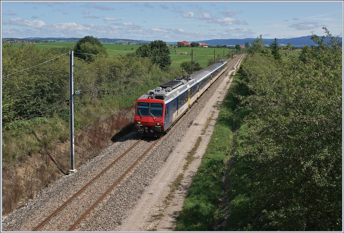 Der hier als RE 18124 von Neuchâtel nach Frasne fahrende SBB NPZ RBDe 562 mit EW I AB, EW I B , EW I B und NPZ Bt nutzt unter der mit 25000 Volt und 50 Hz gespeisten Fahrleitung sein Mehrstromsystem. Bis Pontarlier wurde der Zug mit 15000 Volt und 16 2/3 Hertz gespeist, auch auf dem mit SNCF Fahrleitung versehen Abschnitt von der Grenze bei Les Verrières bis nach Pontarlier. Das Bild zeigt den Zug kurz nach La Rivière-Drugeon auf einem Hochplateau im französischen Jura (ca. 800 müM) und damit schon bald am Ziel seiner Reise.

21. August 2019 