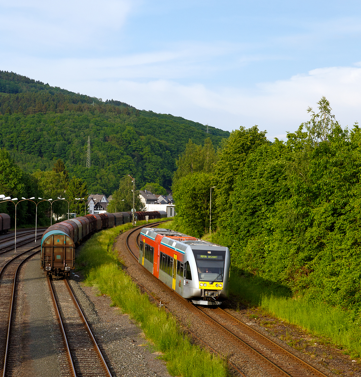 
Der HLB 126 bzw. VT 526 126 (95 80 0946 426-3 D-HEB / 95 80 0646 426-6 D-HEB / 95 80 0946 926-2 D-HEB) ein Stadler GTW 2/6 der HLB (Hessische Landesbahn GmbH) fährt am 29.05.2016, als RB 96  Hellertalbahn  die Verbindung Dillenburg - Haiger - Neunkirchen - Herdorf - Betzdorf), hier erreicht er nun bald den Bahnhof Herdorf.

Der Triebzug wurde 2001 von der Deutsche Waggonbau AG (DWA) unter der Fabriknummer 526/008 gebaut. 