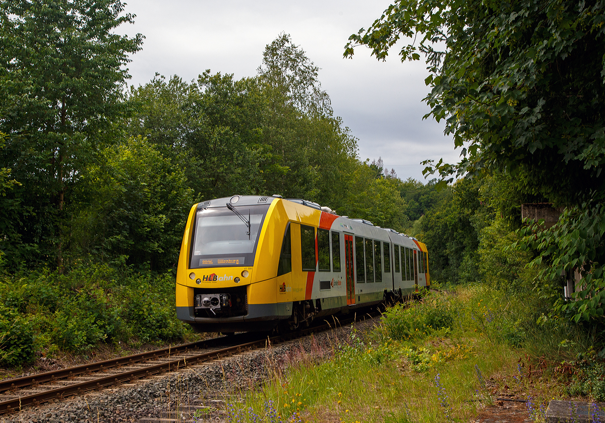 
Der HLB VT 506 (95 80 1648 106-0 D-HEB / 95 80 1648 606-9 D-HEB) ein Alstom Coradia LINT 41 der neuen Generation der HLB (Hessische Landesbahn GmbH) erreicht am 04.07.2020, als RB 96  Hellertalbahn  (Betzdorf - Herdorf - Haiger - Dillenburg), den Hp  Grünebacherhütte.