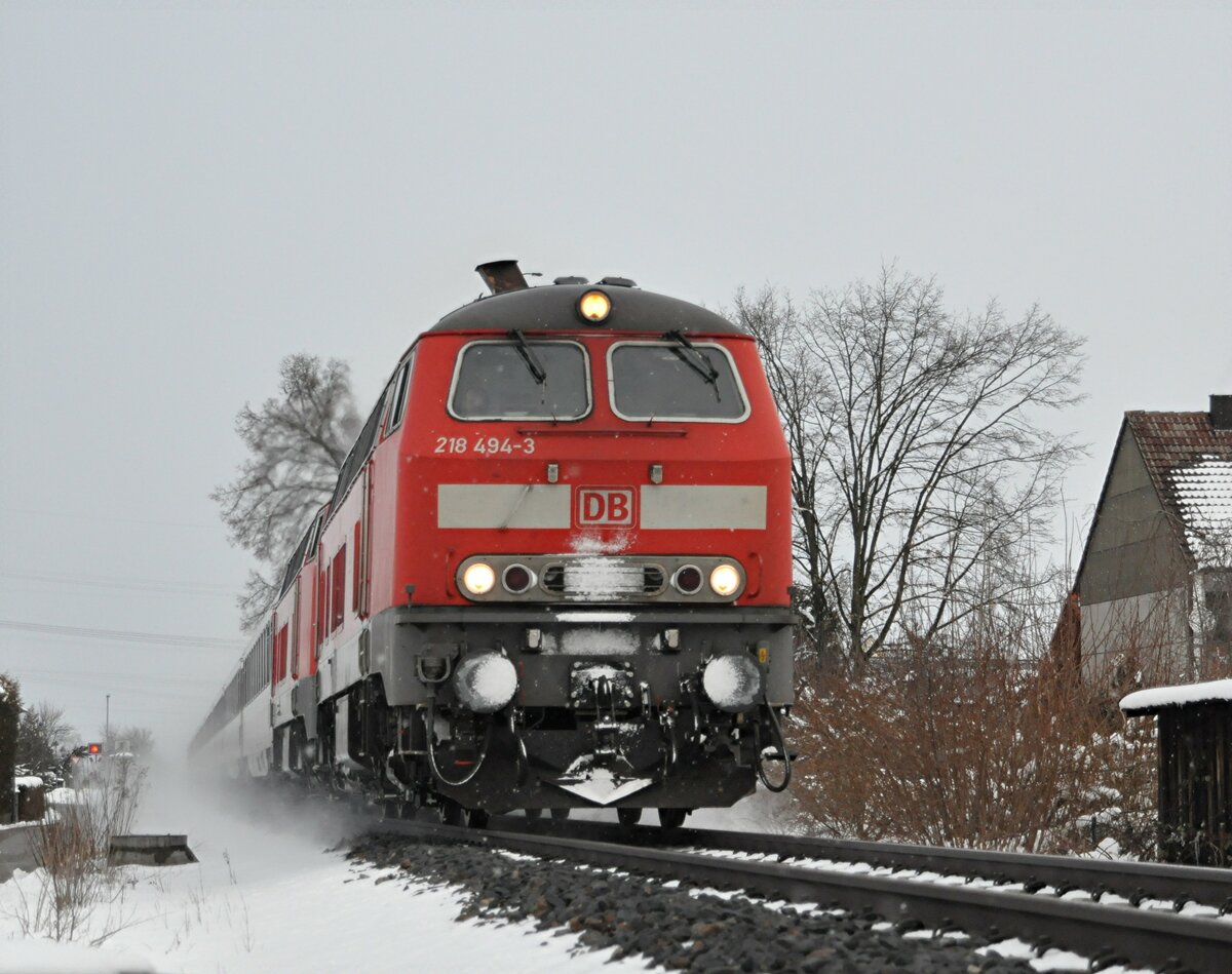 Der IC Allgäu kommt als IC 2013 zurückdurch das Illertal, mit 218 494-3 und 218 476-0 in Bellenberg am 08.02.2013. Die Aufnahme wurde von der Treppe einer Unterführung gemacht, also gefahrenlos aber doch spannend.