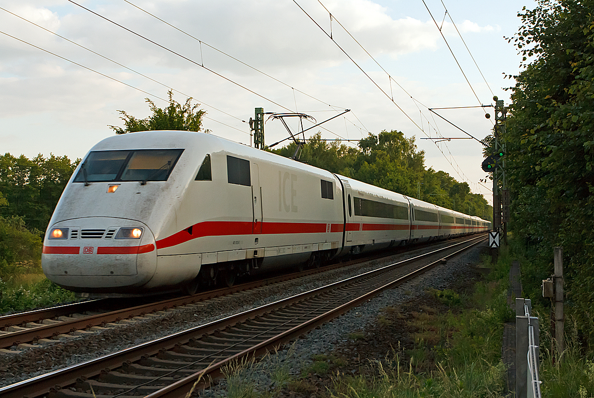 
Der ICE 1  Memmingen  Tz 112 (401 012 / 401 512) rascht am 31.05.2014 auf der Riedbahn (KBS 665) bei Gro�-Gerau in Richtung Frankfurt am Main.