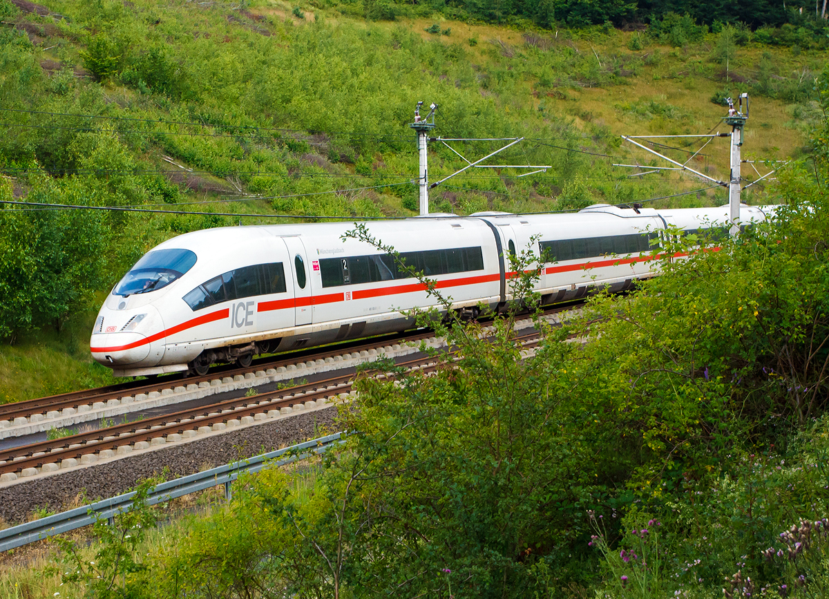 
Der ICE 3 (BR 403) - Tz 352  M�nchengladbach  rauscht am 14.07.2012 in Richtung Frankfurt am Main, hier aufgenommen von einem Parkplatz an der A3 bei Limburg. Die Schnellfahrstrecke Rhein/Main (KBS 472) verl�uft hier viel Kilometer entlang der Autobahn A3.