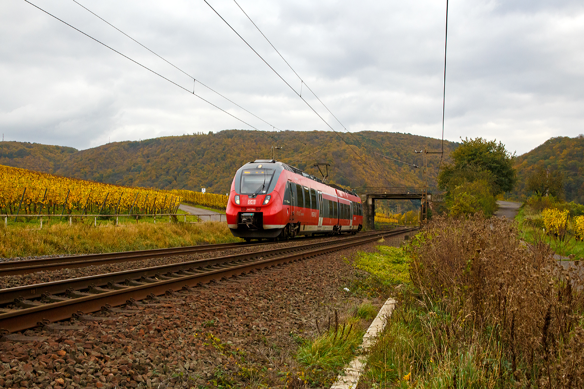 
Der kleine zweiteilige Bombardier Talent 2 der DB Regio 442 004 / 442 504  Klotten  (94 80 0442 004-8 D-DB / 94 80 0442 504-7 D-DB) fährt am 30.10.2017 bei Bahnhof Winningen/Mosel, als RB 81  Moseltal-Bahn  (Koblenz - Cochem – Trier), weiter Mosel aufwärts in Richtung Trier.