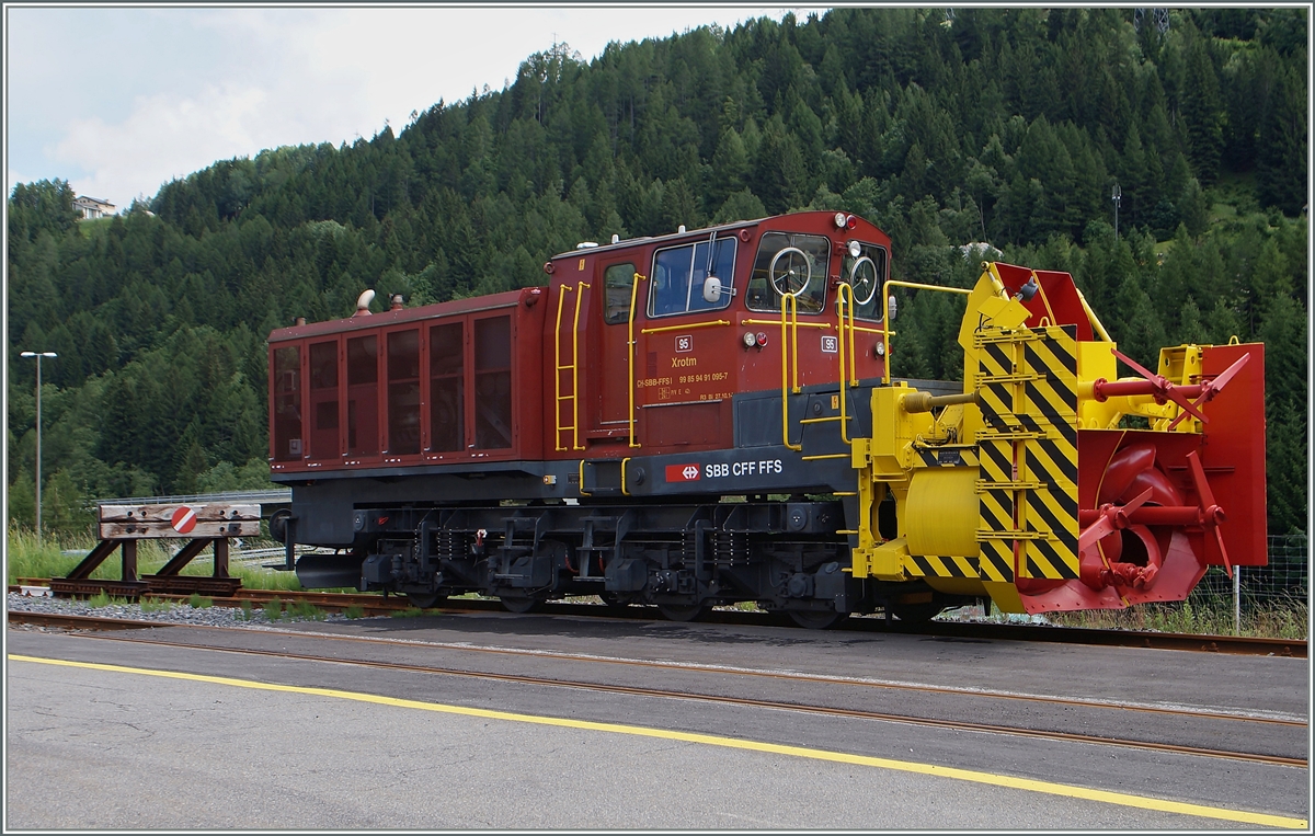 Der letzte Winter kommt bestimmt: Die Xrot 99 85 9 491 095-7 CH SBBFFS I in Airolo am 
23. Juni 2015 