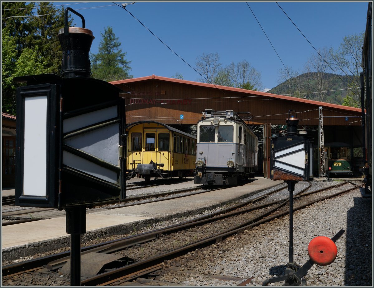 Der LLB ABFe 2/4 N� 10 (Baujahr 1914) zwischen zwei Weichenlaternen in Chaulin.
8. Mai 2016