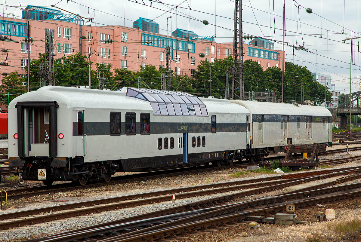 
Der LUXON DomeCar CH-RADVE 61 85 89-90 003-3 SRmz der Rail Adventures ist dem Schutzwagen (Begleitwagen) D-RADVE 56 80 90-91 001-5 Dmz 090 der RailAdventure, ex DBP 51 80 00-95 189-8 Post 026, am 06.05.2019 beim Hauptbahnhof München abgestellt.

Bei dem Begleitwagen (Schutzwagen für Überführungsfahrten) handelt es sich um den ehemaligen Schnellzug-Bahnpostwagen Dmz 090 der Deutschen Bundespost (DBP) 51 80 00-95 189-8 Dmz 90 (ex Post 026), Post-Nr. 73 189. Gebaut wurde der Wagen 1975 von Wegmann & Co. in Kassel für die DBP gebaut. Nach der Ausmusterung 1997 bis 2017 gehörte er der Eifelbahn Verkehrsgesellschaft (EVG). 
2012 sah der Begleitwagen noch so aus:
https://hellertal.startbilder.de/bild/deutschland~wagen~gepackwagen---bahnpostwagen/223715/schnellzug-bahnpostwagen-der-deutschen-bundespost-mrz-post-nr.html


Bei dem Aussichtswagen CH-RADVE 61 85 89-90 003-3 SRmz, handelt es sich um den ehemaligen DomeCar  DB 10 433 AD4üm-62 für den Fernschnellzug Rheingold (F-Zug), der 1962 von Wegmann & Co. in Kassel gebaut wurde. Ab 1966 DB 10 533 AD4ümh 101und später DB 61 80 88-80 003-8 ADmh 101.
Fünf dieser Aussichtswagen im Stil der US-amerikanischen Domecars wurden von Wegmann für die Deutschen Bundesbahn (DB) gebaut, die sie für luxuriösen Fernschnellzug Rheingold, der ausschließlich die 1. Klasse führte, beschaffte. Zwei für jedes Zugpaar und ein weiterer Wagen als Betriebsreserve.

1963 wurden zwei nahezu baugleiche Wagen für den Rheinpfeil in Betrieb genommen, äußerlich an den größeren Panoramafenstern (vier statt acht) erkennbar. Sie hatten die abweichende Gattungsbezeichnung AD4üm-63, außerdem trugen sie ursprünglich statt des Rheingold-Schriftzuges die Anschrift „Deutsche Bundesbahn“. 1965 wurden beide Züge zu Trans-Europ-Express-Zügen (TEE) heraufgestuft.

Ab 1971 wurden die TEE-Züge in Deutschland weitestgehend in das neu geschaffene Intercity-Netz integriert und der fahrplanmäßige Einsatz der Aussichtswagen 1973 beendet. 1976 wurden sie an die Internationale Apfelpfeil-Organisation (IAO), einen Reiseveranstalter, verkauft. Die IAO baute die Kuppeln um und verringerte deren Höhe um 20 cm, was den Fahrzeugen ein Lichtraumprofil gab, das deren freizügigen Einsatz in ganz Europa ermöglichte. Als die IAO in die Insolvenz fiel, kaufte das Reisebüro Mittelthurgau die Fahrzeuge, ertüchtigte sie für den Einsatz mit 200 km/h und vermarktete mit ihnen Schienenkreuzfahrten unter der Marke TEE Panorama. Anschließend wurden sie an die Veolia-Tochter Tågkompaniet verkauft, die sie von 1999 bis 2002 zwischen Stockholm und Narvik verkehren ließ. Dann wurden die Wagen einzeln an unterschiedliche Eigentümer veräußert:

Nr. 10551 kam 2005 zu einem Reiseveranstalter in den Niederlanden.
Nr. 10552 übernahm der Freundeskreis Eisenbahn Köln und unterhält ihn betriebsfähig.
Nr.10554 wurde ebenfalls von der VEB übernommen, später von der AKE-Eisenbahntouristik gekauft und dort im AKE-Rheingold eingesetzt.
Nr. 10555 übernahm die Deutsche Bahn Stiftung, Trägerin der Museen der DB AG. Er steht als Info-Zentrum im Güterbahnhof Coburg.

Dieser hier war, Nr. 10553 wurde zunächst von der Vulkan-Eifel-Bahn Betriebsgesellschaft (VEB) übernommen. Im April 2011 kaufte ihn das Eisenbahnverkehrsunternehmen RailAdventure für 40.000 Euro, sanierte ihn in mehrjähriger Arbeit grundlegend und baute ihn dabei zu einem modernen Salonwagen um. Das Fahrzeug wurde auf der InnoTrans 2012 in Berlin vorgestellt, absolvierte anschließend Testfahrten und kann nun seit 2019, in gut 100.000 Arbeitsstunden nach 95 Monate Umbau und ein paar Millionen Euro Kosten, gemietet werden. Er ist heute in der Schweiz zugelassen und trägt die Bezeichnung SRmz 61 85 8990 003-3.

Luxon bringt Luxus auf die Schienen
Die Rail Adventures haben aus diesem Panoramawagen ein Wunderwerk gebaut. Der Komfort des 21. Jahrhunderts in einem legendären Eisenbahnschmuckstück. Für eine Spritztour mit dem Luxuszug muss man nur solvent sein, denn unter 11.000 Euro kann man den Luxuszug leider nicht buchen.
Bis zu 22 Gäste können zukünftig vom Bahnhof ihrer Wahl auf ihrer Wunschstrecke in einem Sonderzug der besonderen Art verreisen: Der sogenannte Luxon fährt bis zu 200 Kilometer pro Stunde. Sein Panoramadeck kann durch flexible Bestuhlung für geschäftliche Anlässe in einen fahrenden Konferenzraum verwandelt werden. Elf elektrisch verstellbare Liegesessel für die Aussichtskuppel gibt es außerdem. Doch unabhängig davon, zu welchem Anlass der Luxon gebucht wird, 2-Sterne-Koch Tohru Nakamura verwöhnt die geladenen Gäste kulinarisch auf höchstem Niveau. Siebengängige Menüs für bis zu 22 Gäste sind möglich. Ab 11.000 Euro kann der Luxon gebucht werden. Der Preis hängt von Personenanzahl, Strecke und Art des Events ab.

TECHNISCHE DATEN (DomeCar):
Spurweite: 1.435 mm
Anzahl der Achsen: 4 in 2 Drehgestellen
Länge über Puffer: 26.400 mm
Drehzapfenabstand: 19.000 mm
Eigengewicht: 53 t
Höchstgeschwindigkeit: 200 km/h
