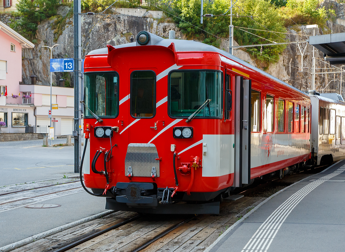 Der MGB 1./2. Klasse Steuerwagen ABt 4157 am 01.08.2019 im Bahnhof G�schenen im Zugverband.

Der Steuerwagen wurde 1980 von SIG (mech.) und BBC (elektr.) gebaut.

Technische Daten:
Spurweite: 1.000 mm
L�nge �ber Puffer 17.910 mm
Drehgestelle: SIG-S
Eigengewicht: 15,8 t
Sitzpl�tze: 24 in der 1. und 15 in der 2. Klasse (30 Stehpl�tze)
Zul. H�chstgeschwindigkeit: 90 km/h
Zugelassen f�r Netz der: MGB und RhB 