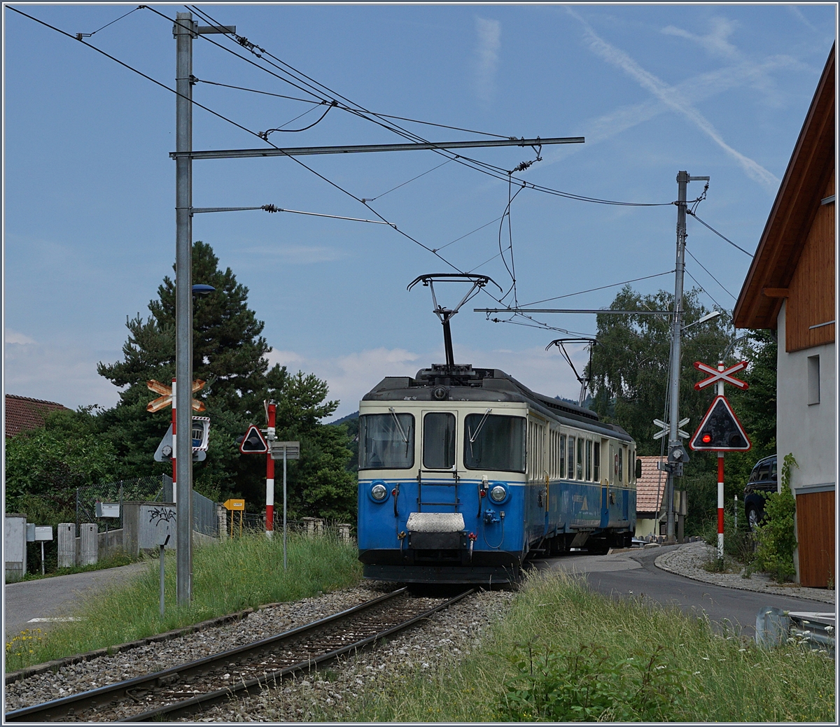 Der MOB ABDe 8/8 4001 SUISSE ist bei Planchamp als Regionalzug unterwegs.
27. Juni 2017 