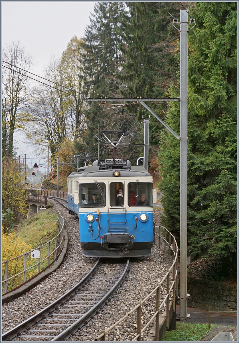 Der MOB ABDe 8/8 4001 SUISSE auf Extrafahrt zwischen Sendy Sollard und Les Avants.
11. Nov. 2017