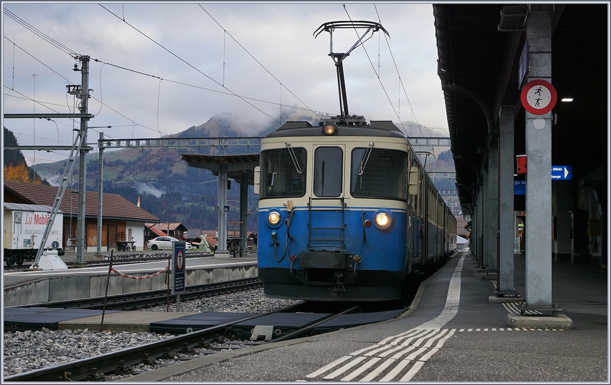 Der MOB ABDe 8/8 4001 beim Halt in Gstaad.
30. Okt. 2018 