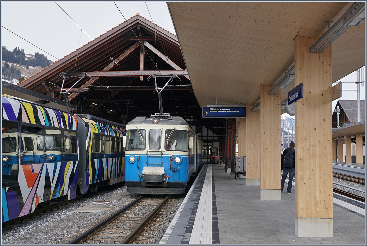 Der MOB ABDe 8/8 4002 Vaud wartet in Zweisimmen auf die Abfahrt nach Gstaad (-Montreux) 
10. Jan. 2018