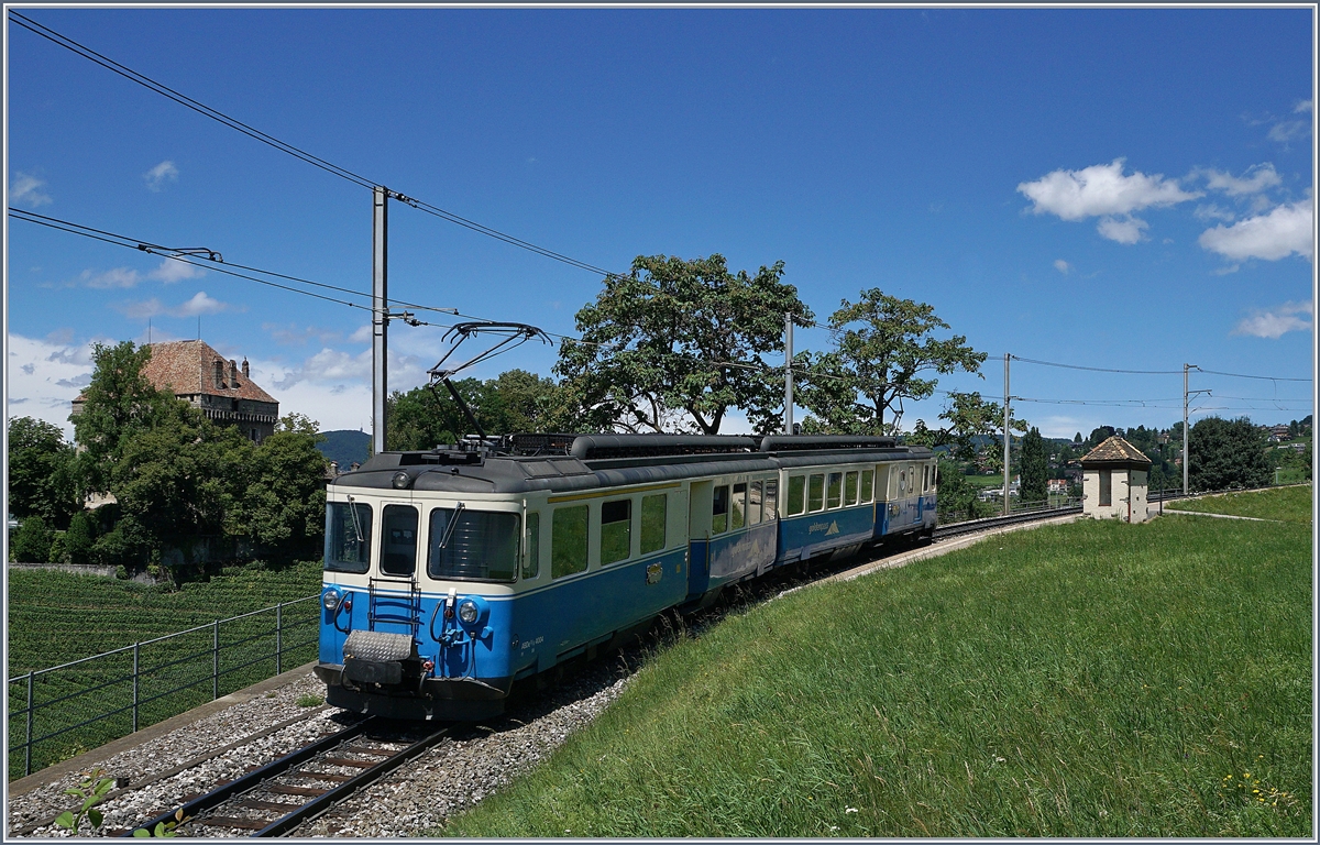Der MOB ABDe 8/8 4004 erreicht als Regionalzug nach Fontanivent den Halt Châtelard VD.
30.06.2017