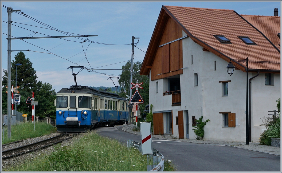 Der MOB ABDe 8/8 im Regionalzugeinzatz Montreux - Fontanivent/Sonzier bei der Ausfahrt in Planchamp. 
27. Juni 2017