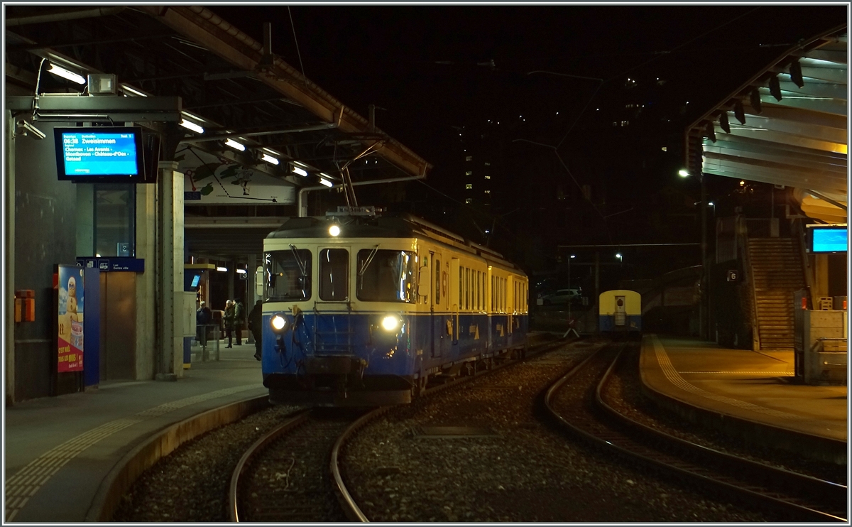 Der MOB ABDe 8/8  Schweiz  wartet in Montreux auf die Abfahrt als Regionalzug 2210 nach Zweisimmen.
8. Jan. 2016
