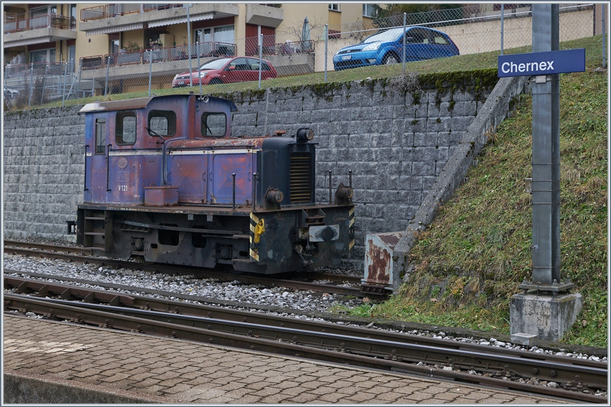 Der MOB Tm 2/2 (V122) in Chernex. Die Diesellok A6M517R wurde am 27.Juli 1954 unter der Farbriknummer 55736 von Deutz an die EKB ausgeliefert. 1972 auf Normalspur umgespurt, kam die Lok ma 12.12 1983 zur MOB, wo die Lok bei NEWAG in Oberhausen wieder auf Meterspur umgebaut wurde. 


10. Jan. 2018

