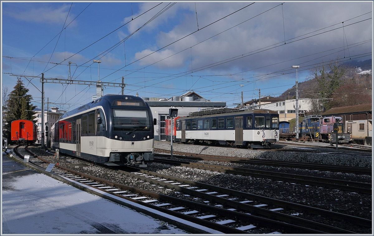 Der MVR ABeh 2/6 7508 erreicht als Regionalzug nach Les Avants Chernex. Weitaus interessanter ist jedoch ein Blick in die MOB Werkstätte recht im Bild. 

18. Jan. 2019