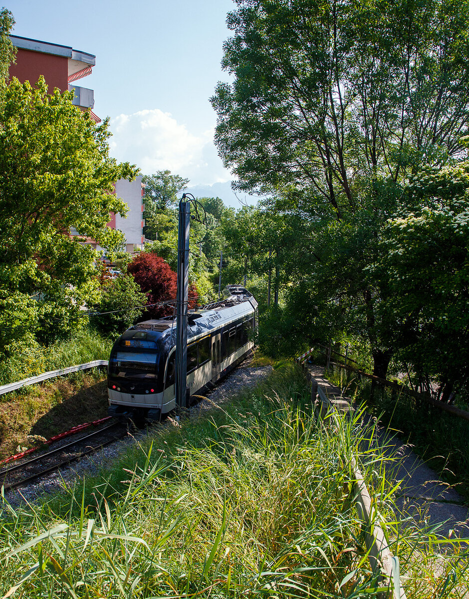 Der MVR (ex CEV) SURF ABeh 2/6 7504  Vevey  fährt am 26. Mai 2023 als R /(Regionalzug) von Blonay hinab nach Vevey, hier bei Gilamont

SURF steht für Série Unifiée Romande pour Réseau Ferré métrique (Einheitliche Serie für das Westschweizer Meterspurige Schienennetz). Diese ab 2015 gebaute meterspurige Triebzüge mit gemischtem Adhäsions- und Zahnradbetrieb gehören zu den Stadler GTW der 4. Generation.
