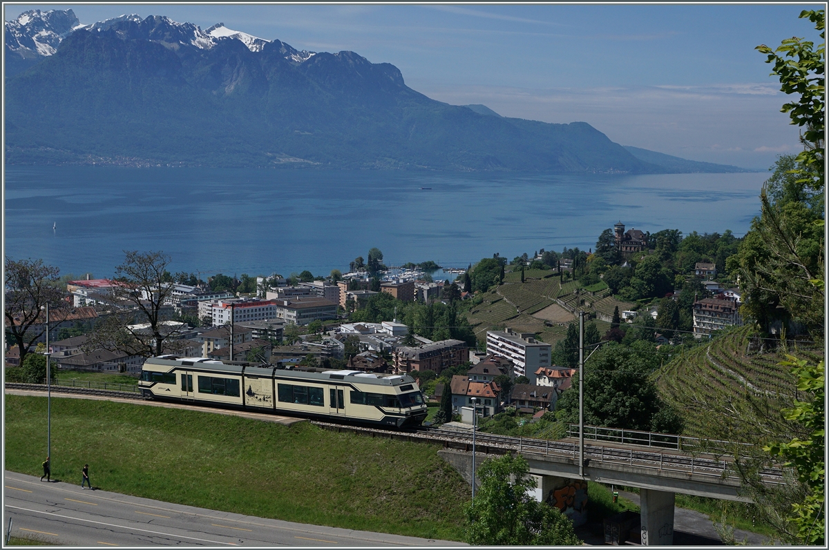 Der MVR GTW Be 2/6 hat Châtelard verlassen und fährt nun Richtung Les Avants.
25. Mai 2016